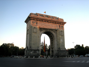 El arco del triunfo de Bucarest es de los más grandes del mundo, no tan famoso como el de París, pero sí muy parecido. Blog Viajes Bucarest Información